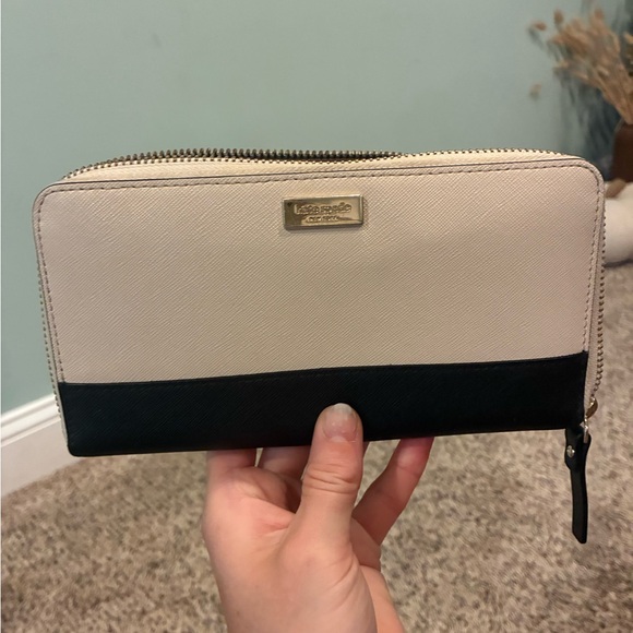 Kate Spade Two-Tone Cream and Black Wallet - Picture 1 of 4